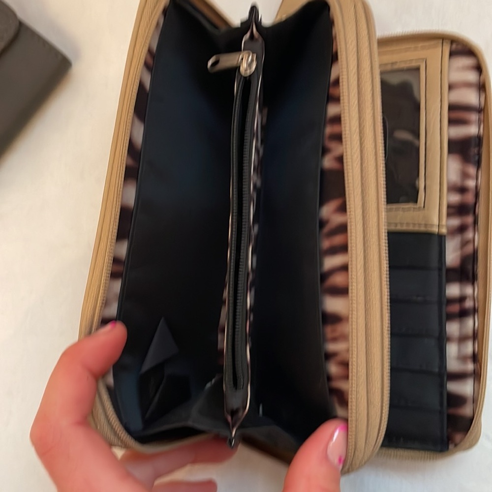 2 wallets - Picture 4 of 6